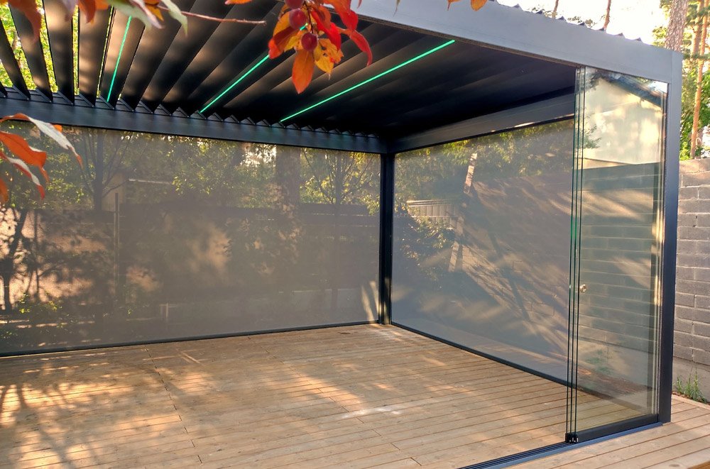 Creating-spaces-pergolas-with-glass-sides